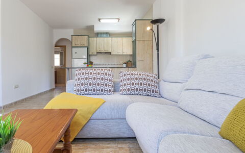 Fontibre: Möbel, Pflanze, Komfort, Gebäude, Tabelle, Blumentopf, Schatten, Interior Design, Couch, Fussboden