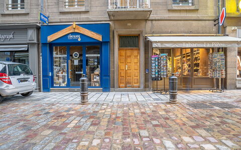 Saint Malo 197: Fenster, Rad, Tür, Auto, Strassenbelag, Gebäude, Fahrzeug, Strasse