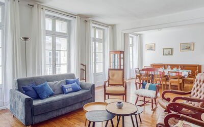 Saint Vincent 197.1: Möbel, Eigentum, Tabelle, Fenster, Couch, Bilderrahmen, Azurblau, Gebäude, Holz, Wohnzimmer
