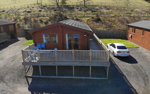 Loch Leven Lodge 11: Auto, Gebäude, Fenster, Pflanze, Baum, Haus, Fahrzeug, Holz, Steigung, Hütte