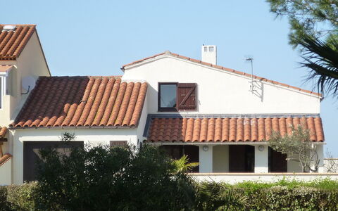 Lotissement du Stade: Himmel, Pflanze, Gebäude, Eigentum, Fenster, Haus, Grundstueck, Baum, Holz