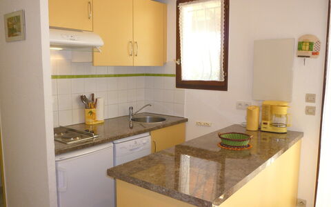 Les Lauriers Roses: Eigentum, Zimmer, Küche, Möbel, Gelb, Gebäude, Countertop, Haus, Cabinetry, Grundeigentum