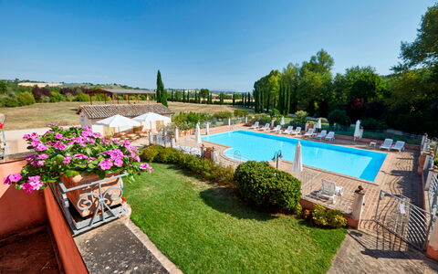 Agriturismo Il Molino Di Uncinano: Wasser, Pflanze, Himmel, Eigentum, Blume, Gebäude, Schwimmbad, Natur, Baum, Gartenmöbel