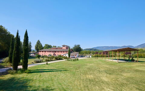 Agriturismo Il Molino Di Uncinano: Himmel, Pflanze, Eigentum, Baum, Natürliche Landschaft, Grundstueck, Haus, Gras, Hütte, Wiese