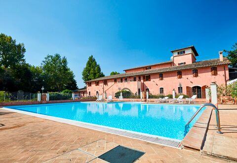 Agriturismo Il Molino Di Uncinano: Wasser, Himmel, Pflanze, Eigentum, Schwimmbad, Azurblau, Gebäude, Rechteck, Baum, Die Architektur