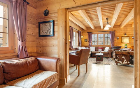 Godfrey: Möbel, Eigentum, Bilderrahmen, Tabelle, Fenster, Holz, Wohnzimmer, Couch, Interior Design, Komfort