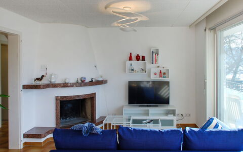 San Quirico: Eigentum, Couch, Bilderrahmen, Blau, Holz, Fenster, Interior Design, Beleuchtung, Wohnzimmer, Gebäude