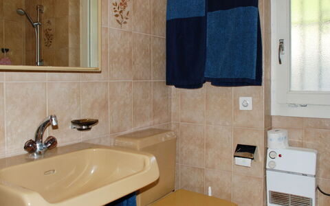 San Quirico: Braun, Spiegel, Eigentum, Sinken, Armatur, Zapfhahn, Bad Sink, Badezimmer, Lila, Interior Design