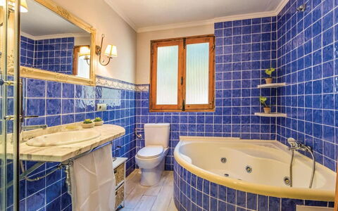 Pino: Eigentum, Armatur, Fenster, Blau, Badewanne, Badezimmer, Sinken, Lila, Interior Design, Beleuchtung