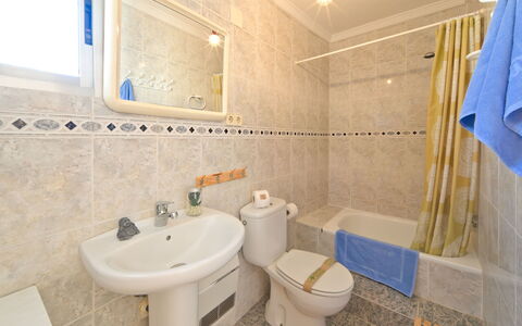 Consuelo: Spiegel, Armatur, Zapfhahn, Eigentum, Sinken, Bad Sink, Badezimmer, Blau, Lila, Toilette