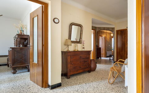 La Vigneronne: Möbel, Eigentum, Tabelle, Cabinetry, Stuhl, Holz, Gebäude, Beleuchtung, Countertop, Interior Design
