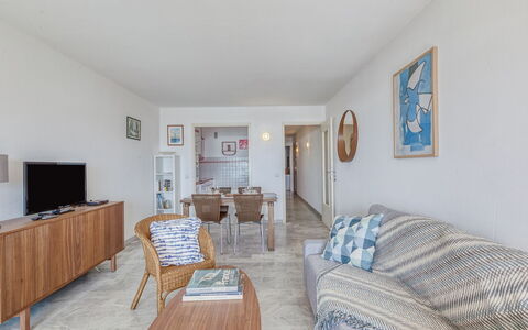 Les Mimosas: Bilderrahmen, Möbel, Eigentum, Azurblau, Tabelle, Holz, Komfort, Gebäude, Cabinetry, Interior Design