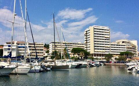 Les Mimosas: Wasser, Wolke, Boot, Himmel, Gebäude, Watercraft, Daytime, Eigentum, Azurblau, Infrastruktur