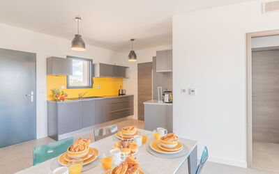 Stanatura 112.4: Geschirr, Countertop, Cabinetry, Essen, Tabelle, Möbel, Eigentum, Küche, Küchengerät, Holz