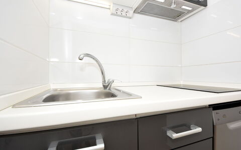 Vir 127: Zapfhahn, Spüle, Sinken, Cabinetry, Countertop, Eigentum, Armatur, Weiss, Küche, Interior Design