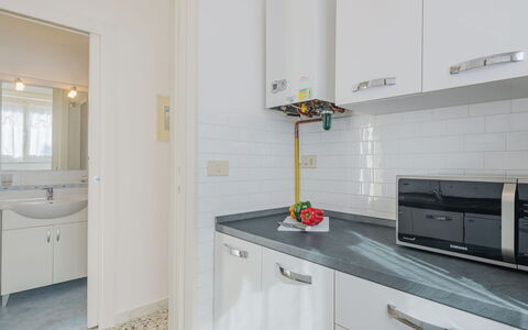 Manuela: Cabinetry, Möbel, Countertop, Eigentum, Gebäude, Badezimmerschrank, Zapfhahn, Schublade, Spiegel, Interior Design