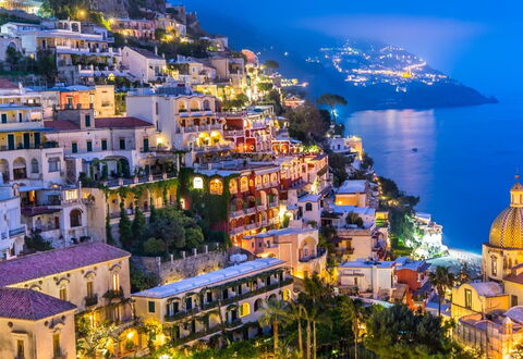 Living Times Apartment: Wasser, Gebäude, Eigentum, Himmel, Blau, Licht, Azurblau, Natur, Berg, Haus