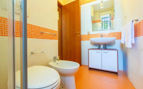 Case Pantanagianni: Armatur, Gebäude, Sinken, Zapfhahn, Eigentum, Bad Sink, Lila, Badezimmer, Orange