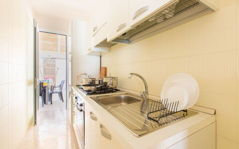 Case Pantanagianni: Zapfhahn, Countertop, Cabinetry, Spüle, Sinken, Armatur, Gebäude, Herd, Haus, Küche