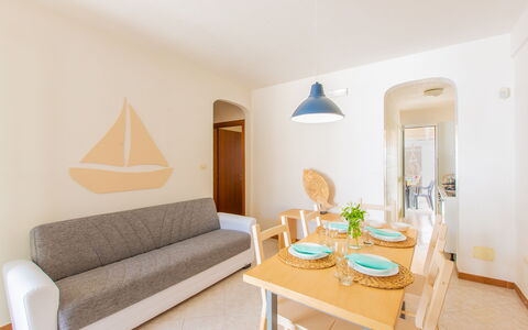 Case Pantanagianni: Tabelle, Möbel, Eigentum, Couch, Komfort, Azurblau, Holz, Orange, Interior Design, Wohnzimmer