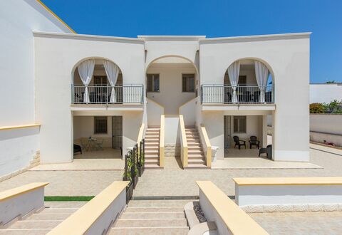 Case Pantanagianni: Himmel, Gebäude, Schatten, Urban Design, Pflanze, Wohngebiet, Fassade, Grundeigentum, Landschaft, Wohnung