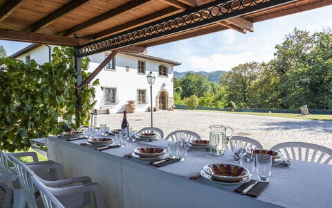 Grezzano Villa: Tabelle, Möbel, Geschirr, Eigentum, Pflanze, Stuhl, Himmel, Gebäude, Gartenmöbel, Dishware