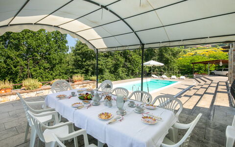 Grezzano Villa: Tabelle, Möbel, Geschirr, Eigentum, Stuhl, Pflanze, Dishware, Tischdecke, Gartenmöbel, Tisch Im Freien