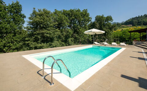 Grezzano Villa: Himmel, Wasser, Schwimmbad, Baum, Pflanze, Schatten, Gartenmöbel, Rechteck, Gebäude, Regenschirm