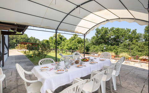 Grezzano Villa: Tabelle, Möbel, Pflanze, Eigentum, Stuhl, Geschirr, Natur, Baum, Interior Design, Gartenmöbel
