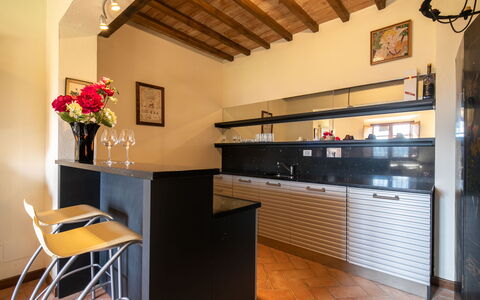 Grezzano Villa: Möbel, Cabinetry, Gebäude, Countertop, Blume, Holz, Pflanze, Küche, Interior Design, Die Architektur