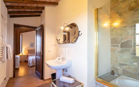 Grezzano Villa: Spiegel, Sinken, Eigentum, Zapfhahn, Armatur, Badezimmer, Beleuchtung, Interior Design, Holz, Bad Sink
