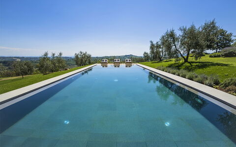 Villa Di Corazzano: Wasser, Pflanze, Himmel, Wasservorräte, Eigentum, Schwimmbad, Baum, Azurblau, Natürliche Landschaft, Gebäude