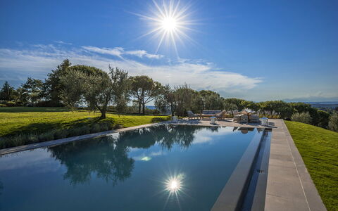 Villa Di Corazzano: Wasser, Wolke, Himmel, Wasservorräte, Daytime, Pflanze, Eigentum, Licht, Natur, Schwimmbad
