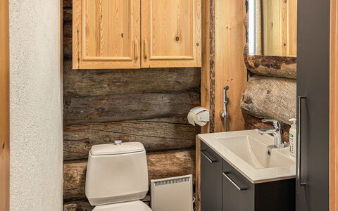 Rukalehto: Armatur, Holz, Toilleten Sitz, Flooring, Sinken, Bad Sink, Toilette, Badezimmer, Interior Design, Fussboden