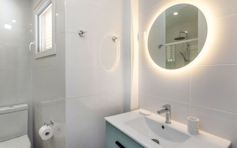 Willis: Badezimmer, Interior Design, Bad Sink, Armatur, Wand, Flooring, Fussboden, Sinken, Decke, Zapfhahn