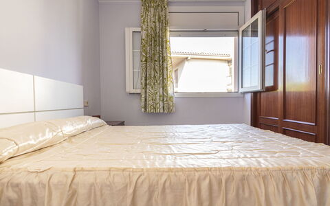 Torrepuerto: Möbel, Fenster, Gebäude, Schatten, Holz, Textil, Interior Design, Flooring, Bett