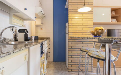 Torrepuerto: Cabinetry, Eigentum, Zapfhahn, Countertop, Holz, Interior Design, Küche, Küchengerät, Die Architektur, Spüle