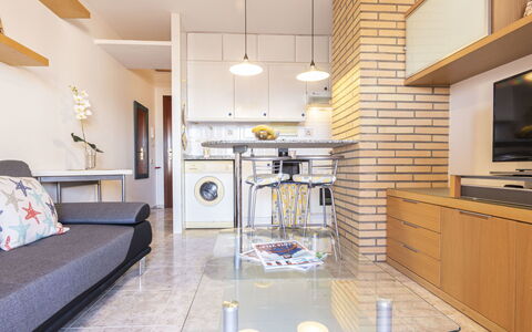 Torrepuerto: Möbel, Cabinetry, Tabelle, Couch, Countertop, Beleuchtung, Holz, Interior Design, Gebäude, Flooring