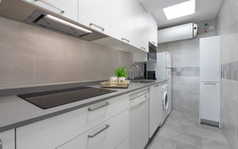 Reus Mediterraneo: Cabinetry, Countertop, Gebäude, Eigentum, Möbel, Herd, Küchengerät, Interior Design, Küche, Zapfhahn