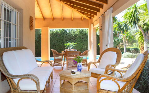 Flamenco: Möbel, Eigentum, Pflanze, Stuhl, Tabelle, Schatten, Holz, Interior Design, Gartenmöbel, Beleuchtung