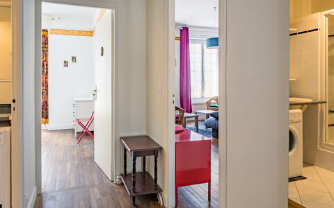 Broussais: Möbel, Gebäude, Tür, Interior Design, Flooring, Tabelle, Fussboden, Regale, Holz