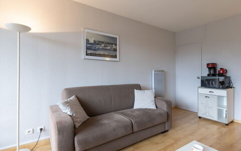 La Pecherie: Couch, Eigentum, Möbel, Bilderrahmen, Komfort, Holz, Wohnzimmer, Beleuchtung, Interior Design, Studio Couch