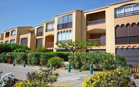 Marina 2: Pflanze, Gebäude, Blume, Himmel, Eigentum, Fenster, Vegetation, Urban Design, Haus, Nachbarschaft