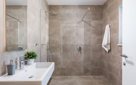 Old Olive Vii: Armatur, Eigentum, Zapfhahn, Pflanze, Badezimmer, Sinken, Interior Design, Zimmerpflanze, Flooring