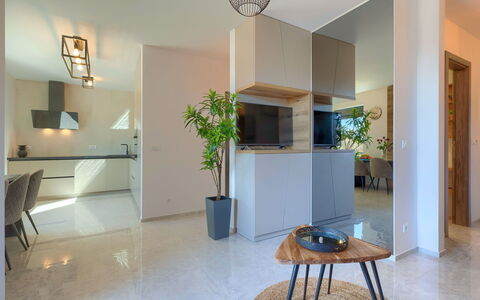 Wing 77: Möbel, Tabelle, Holz, Zimmerpflanze, Cabinetry, Die Architektur, Halle, Flooring, Interior Design, Wohnzimmer