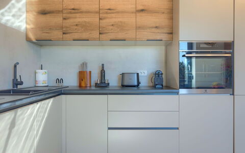 Wing 77: Zapfhahn, Cabinetry, Countertop, Gebäude, Sinken, Spüle, Küche, Regale, Holz, Küchengerät