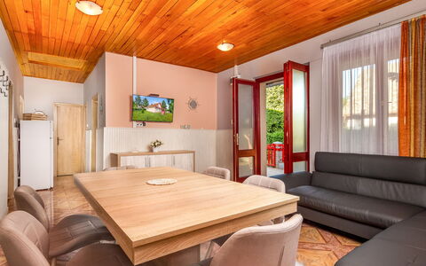 Silver Pinea: Tabelle, Möbel, Eigentum, Stuhl, Holz, Die Architektur, Komfort, Fussboden, Flooring, Interior Design