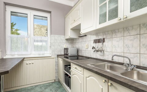Silver Pinea: Countertop, Cabinetry, Spüle, Sinken, Eigentum, Gebäude, Fenster, Zapfhahn, Küche, Herd