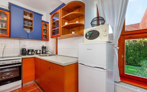 Kamilla: Cabinetry, Eigentum, Küchengerät, Countertop, Herd, Haushaltsgerät, Küche, Holz, Interior Design, Orange