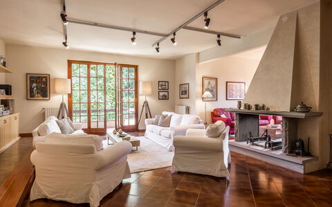Villa Del Mugello: Bilderrahmen, Möbel, Komfort, Holz, Dekoration, Zimmerpflanze, Interior Design, Fussboden, Fenster, Wohnzimmer